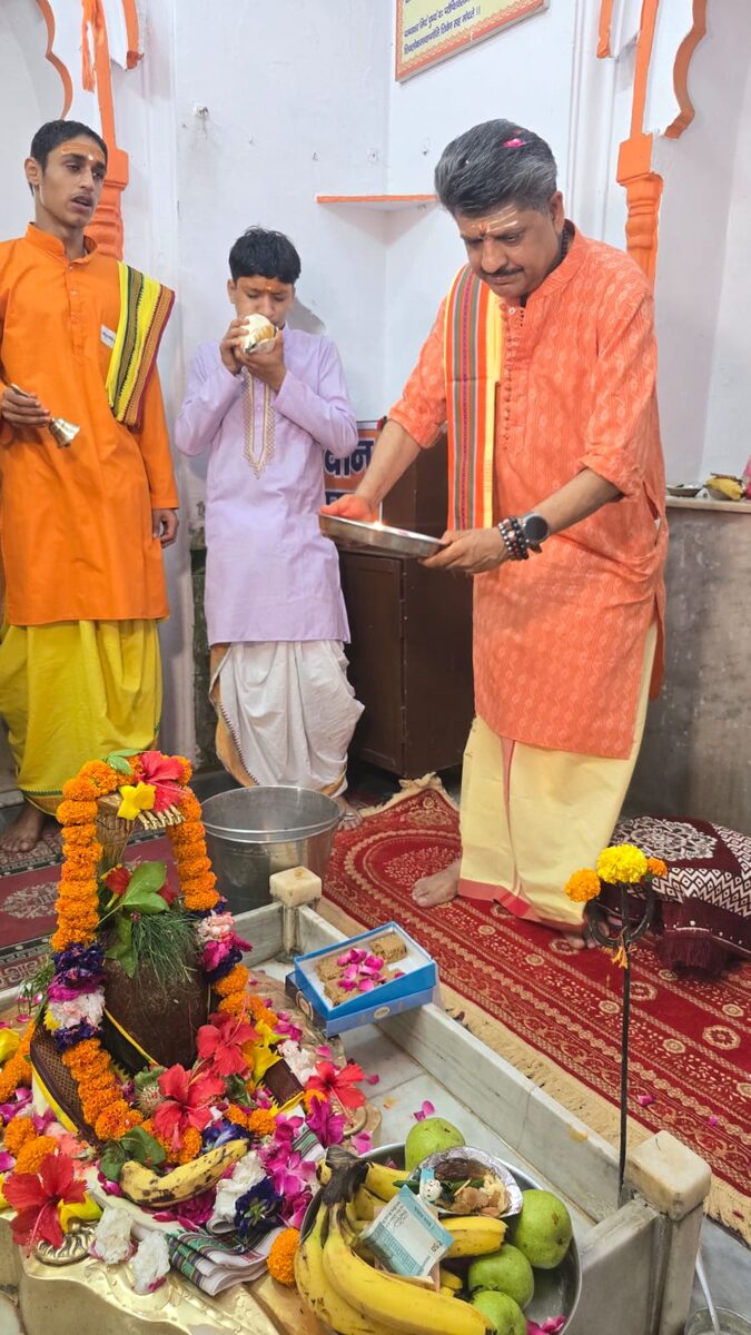 Acharye Rajeev performing abhishek at Haridwar